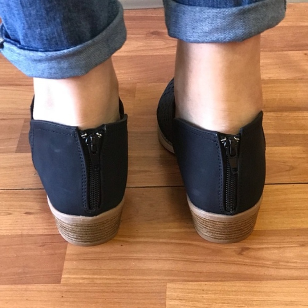 ONE PAIR SIZE 7 LEFT!!  Katie Black Booties - Picture 3 of 3